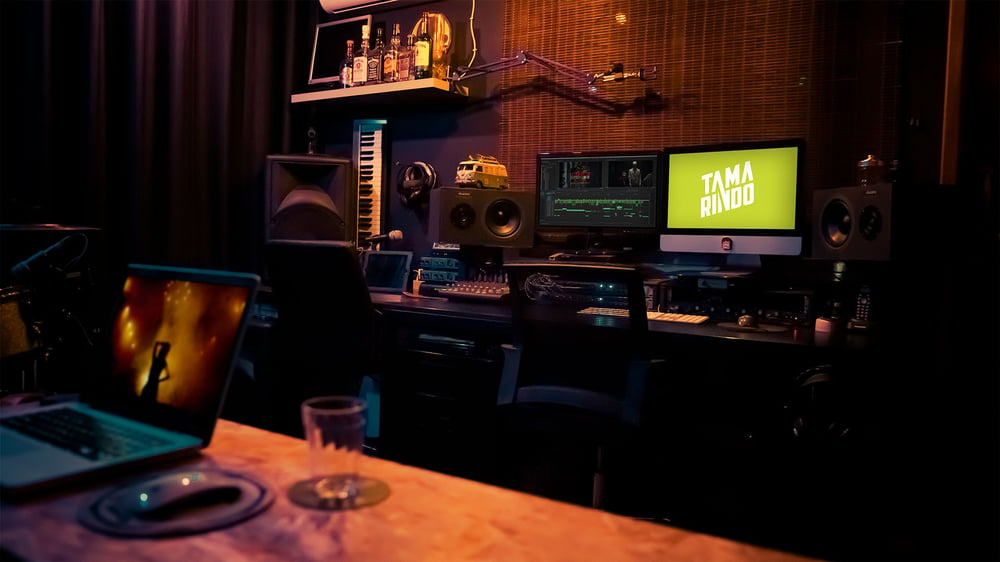 Imagem de um estúdio de gravação com equipamentos audiovisuais.