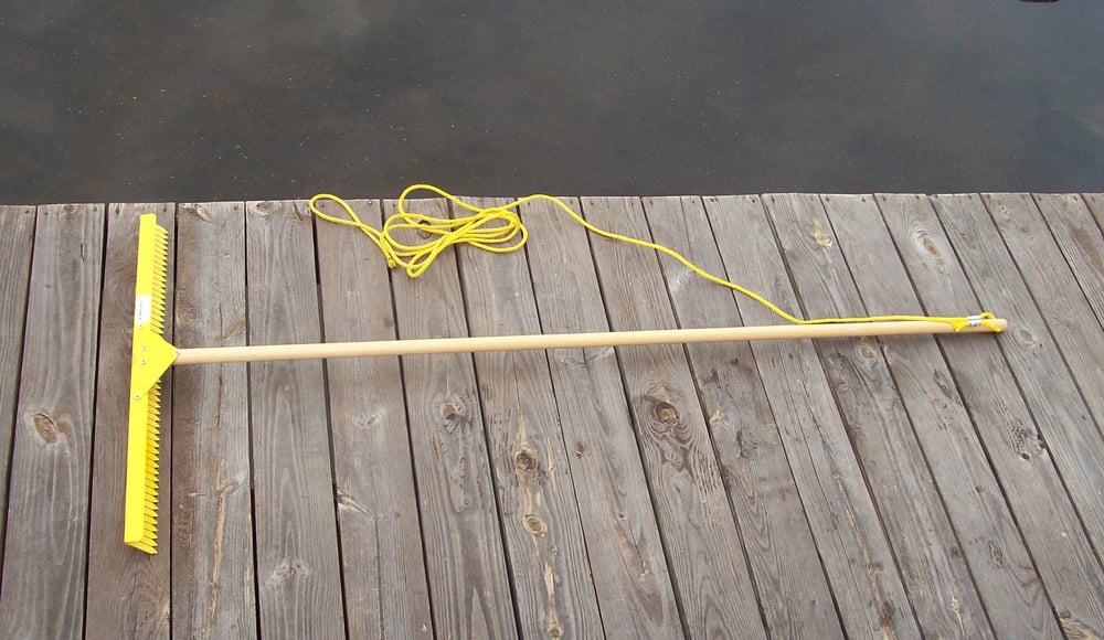 seaweed removal tool with rope and wood handle
